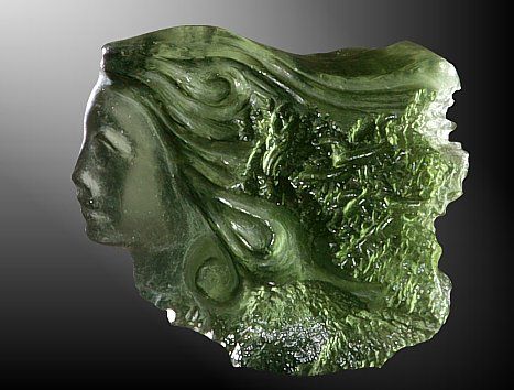 5月16日の誕生石　モルダバイトのカメオ