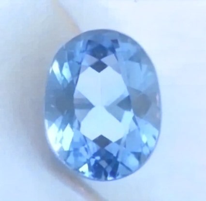 6月8日の誕生石　レイン状インクルージョン内包アクアマリン