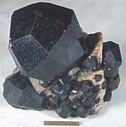 1月27日の誕生石　アルマンディン・ガーネット原石