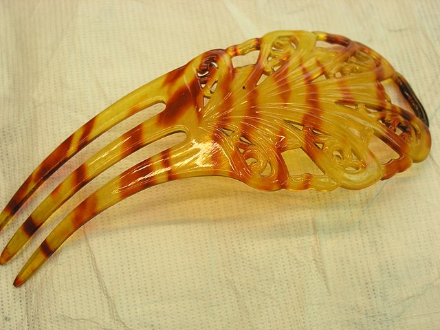 11月18日の誕生石　アメ甲（べっ甲）