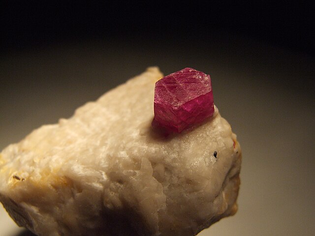 12月7日の誕生石　ヘキサゴナルを示すルビー原石