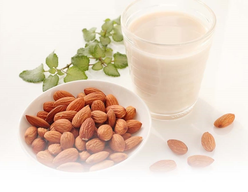 アーモンドミルクの日